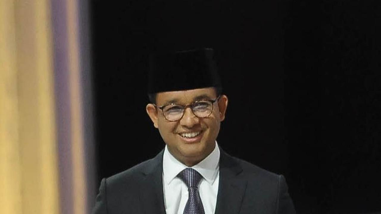 Calon presiden nomor urut 1, Anies Baswedan memasuki panggung debat dengan ekspresi penuh senyum. Foto: Merdeka.com/Imam Buhori