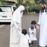 Isu poligami sempat menghampiri rumah tangga pasangan selebriti Teuku Wisnu dan Shireen Sungkar. Kabar terbaru dari pasangan selebriti ini sekarang tengah menanti anak ketiganya. Shireen sekarang sedang mengandung enam minggu. (Instagram/shireensungkar)