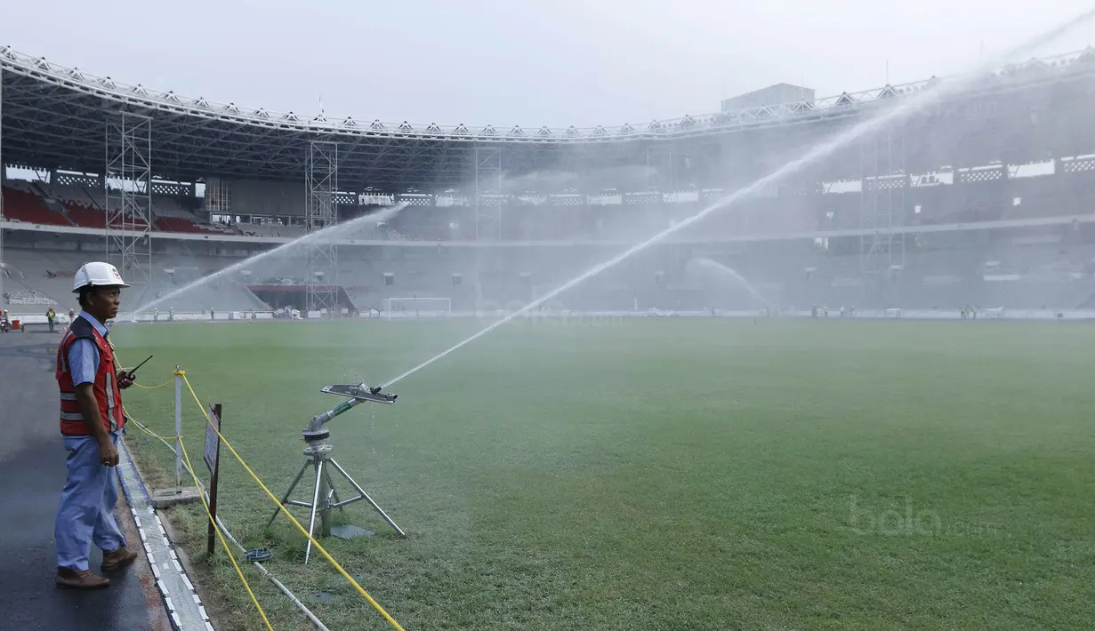 Pekerja memantau penyiraman rumput di SUGBK, Senayan, Jakarta, Selasa (8/8/2017). SUGBK menggunakan rumput jenis Zoysia matrella yang merupakan rumput standar FIFA untuk stadion bertaraf internasional. (Bola.com/M Iqbal Ichsan)