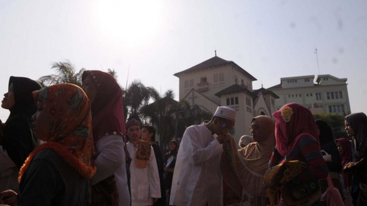 Ribuan warga Jatinegara gelar salat Idul Adha di jalan raya