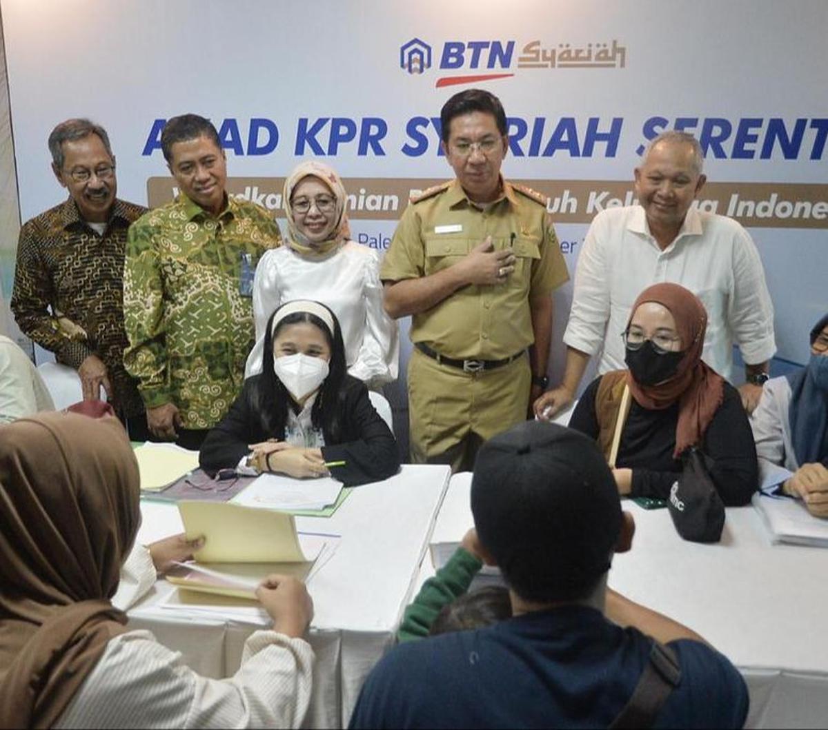 "Target akad KPR Syariah adalah minimal 1.700 unit KPR Subsidi dan minimal 600 unit KPR Non Subsidi. Sehingga total akad serentak KPR Syariah Bank BTN adalah minimal sebanyak 2.300 unit," kata Hirwandi.