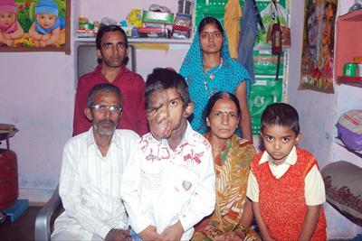 Aditya mendapat dukungan dari semua anggota keluarganya | Photo: Copyright mirror.co.uk