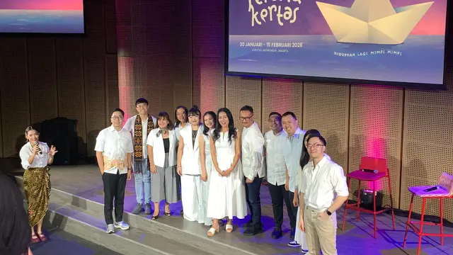 foto bersama jajaran produksi musikal perahu kertas