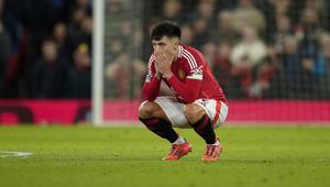 Gestur kecewa pemain Manchester United, Lisandro Martinez saat timnya kebobolan dari Newcastle pada laga lanjutan Liga Inggris 2024/2025 yang berlangsung di Old Trafford, Manchester, Inggris, Selasa (31/12/2024) WIB. (AP Photo/Dave Thompson)