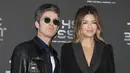 Musisi Inggris Noel Gallagher dan istrinya Sara MacDonald tiba untuk acara The Best FIFA Football Awards di Royal Festival Hall, London, Inggris, 24 September 2018. Keduanya sudah dikaruniai dua anak laki-laki yakni Donovan dan Sonny—masing-masing berusia 15 dan 12 tahun. (Adrian DENNIS/AFP)