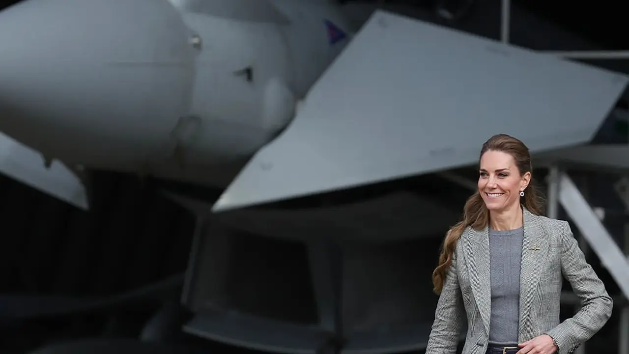 Kate Middleton Turun Mundur Anak Tangga Pesawat dengan Heels 10 CM, Tetap Anggun dengan Aura Maskulin