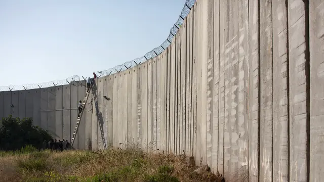 Perjuangan Pemuda Palestina Demi Salat Jumat di Al Aqsa