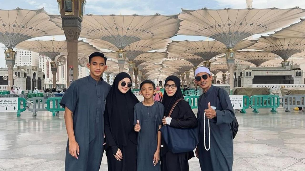 7 Potret Rizky Ridho Bintang Timnas Indonesia Umroh Bareng Keluarga, Ini Momen Spesialnya