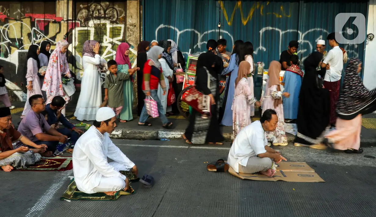 Tidak berbeda dengan salat Idul Fitri, pelaksanaan salat Idul Adha biasanya dilaksanakan secara berjamaah di masjid atau lapangan terbuka setelah matahari terbit. (Liputan6.com/Herman Zakharia)
