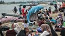 Wisatawan memadati Pantai Ancol saat mengisi libur Natal, Jakarta, Minggu (25/12/2022). Kepala Komunikasi PT Pembangunan Jaya Ancol Ariyadi Eko Nugroho mengungkapkan per hari ini jumlah wisatawan di Taman Impian Jaya Ancol tembus 40.000, angka tersebut meningkat dua kali lipat dibanding libur hari biasa maupun Natal tahun 2021. (merdeka.com/Iqbal S. Nugroho)