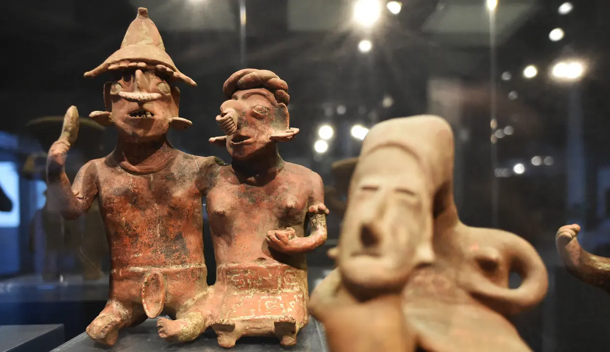 Patung-patung Mesoamerika dari tradisi makam poros yang berasal dari 300 AC hingga 600 DC dipamerkan di Pusat Kebudayaan Universitas Tlatelolco di Mexico City (8/12/2021). (AFP/Rodrigo Arangua)