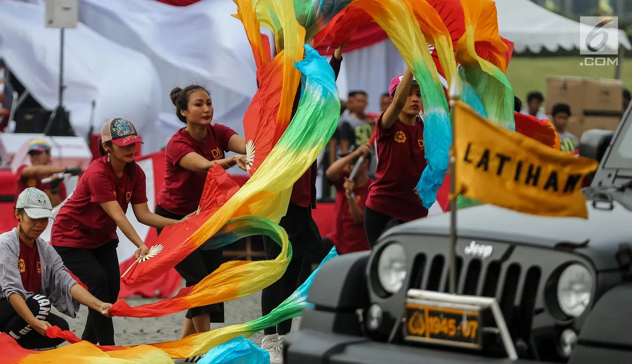 Salah satu tarian yang akan ditampilkan saat acara HUT Polri yang ke-71 di Monas, Jakarta, Jumat (7/7). Prajurit Polri menggelar gladi jelang acara HUT Polri yang ke-71. (Liputan6.com/Faizal Fanani)