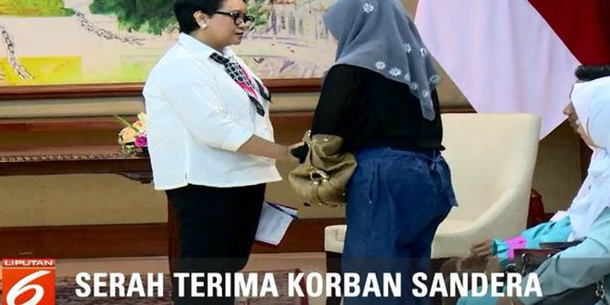 Menlu Retno Serah Terima 2 WNI Sandera KKB di Filipina