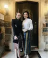 Enzy Storia juga tampak anggun dalam balutan jas  dan rok batik. Jas dengan model velvet tampak elegan menghadirkan pesona aura yang menjanjikan. [Foto: Instagram/ Enzy Storia]