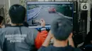 Jurnalis mengambil gambar layar yang menampilkan  video rekaman CCTV di komplek Polri Duren Tiga saat berlangsungnya sidang lanjutan kasus pembunuhan berencana terhadap Brigadir Nopriansyah Yosua Hutabarat atau Brigadir J dengan terdakawa Ferdy Sambo dan Putri Candrawathi di PN Jakarta, Selasa (29/11/2022). Ferdy Sambo serta Putri Candrawathi menghadiri sidang dengan agenda pemeriksaan saksi tersebut. (Liputan6.com/Faizal Fanani)