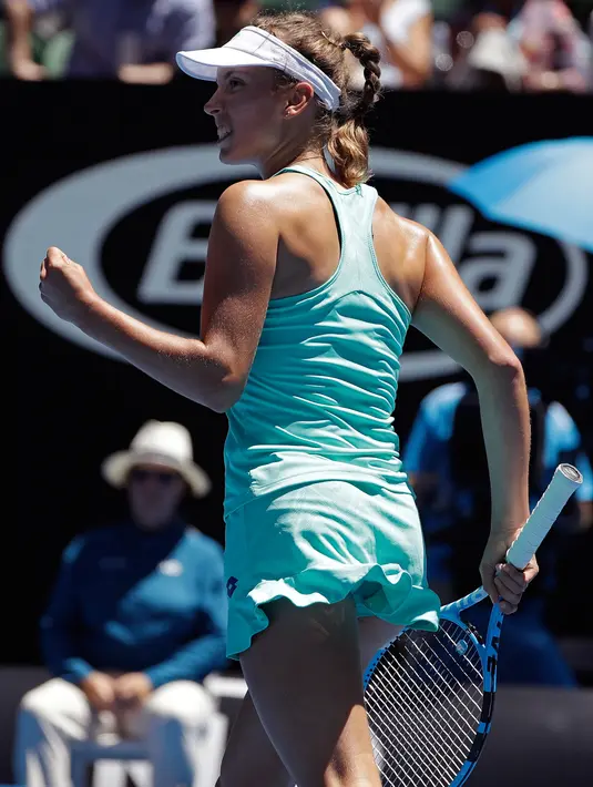 Petenis Belgia, Elise Mertens bereaksi setelah mencetak poin saat menghadapi petenis Ukraina, Elina Svitolina di perempat final Australia Terbuka 2018, Selasa (23/1). Mertens menang dua set langsung 6-4, 6-0 dalam waktu 73 menit. (AP/Dita Alangkara)