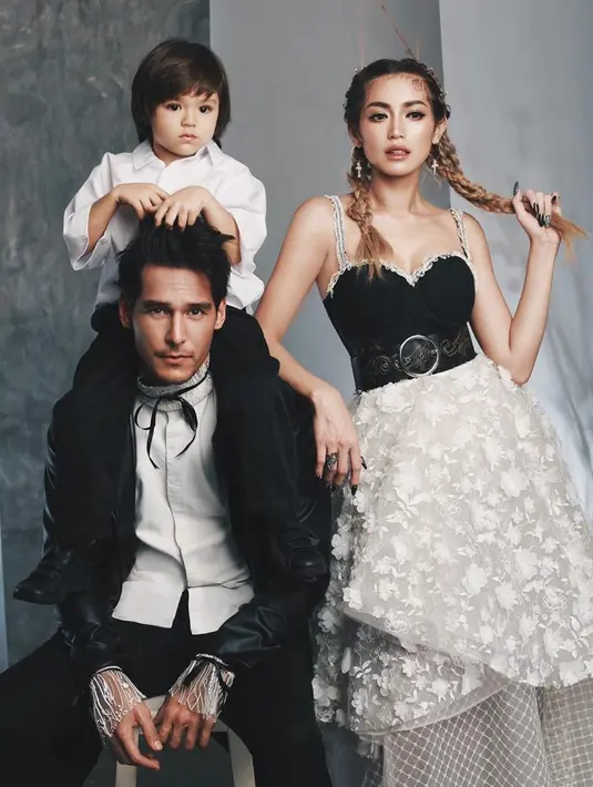 "Untuk sekarang sih nggak untuk resepsi. Kalau mungkin untuk pernikahan di hukum mungkin itu akan kita lakukan. Cuma kita juga bicara lebih lanjut," ujar Jessica saat ditemui di kawasan Kapten Tendean, Jakarta Selatan, Selasa (2/6/2020). (Instagram/richo_kyle)