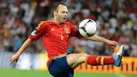 Andres Iniesta. Meraih gelar Euro 2012 bersama Timnas Spanyol dan menjadi pemain terbaik turnamen tak cukup membawanya merebut Ballon d'Or 2012. Ia hanya menempati posisi ketiga. Gelar jatuh ke tangan Lionel Messi yang tampil tajam dengan 91 gol bersama Barcelona. (AFP/Damien Meyer)