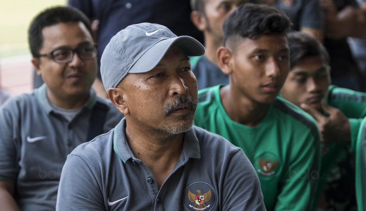 Pelatih Timnas Indonesia U-16, Fachri Husaini, tampak fokus saat nobar Timnas U-19 melawan Brunei Stadion Atang Sutresna, Jakarta Timur, Selasa (12/9/2017). Nobar dilakukan sebelum acara pelepasan Timnas U-16. (Bola.com/Vitalis Yogi Trisna)