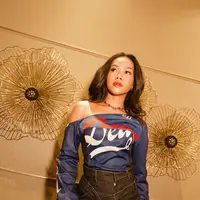 Dalam penampilan terbarunya, ia tampil sporty sekaligus edgy dengan styling yang memadukan unsur streetwear dan high-fashion.  [@yurayunita].