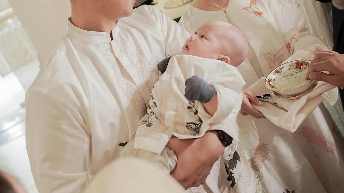 6 Gaya Nikita Willy di Akikah Anak Kedua: Tampil Anggun dengan Abaya Berhias Bordir Zebra