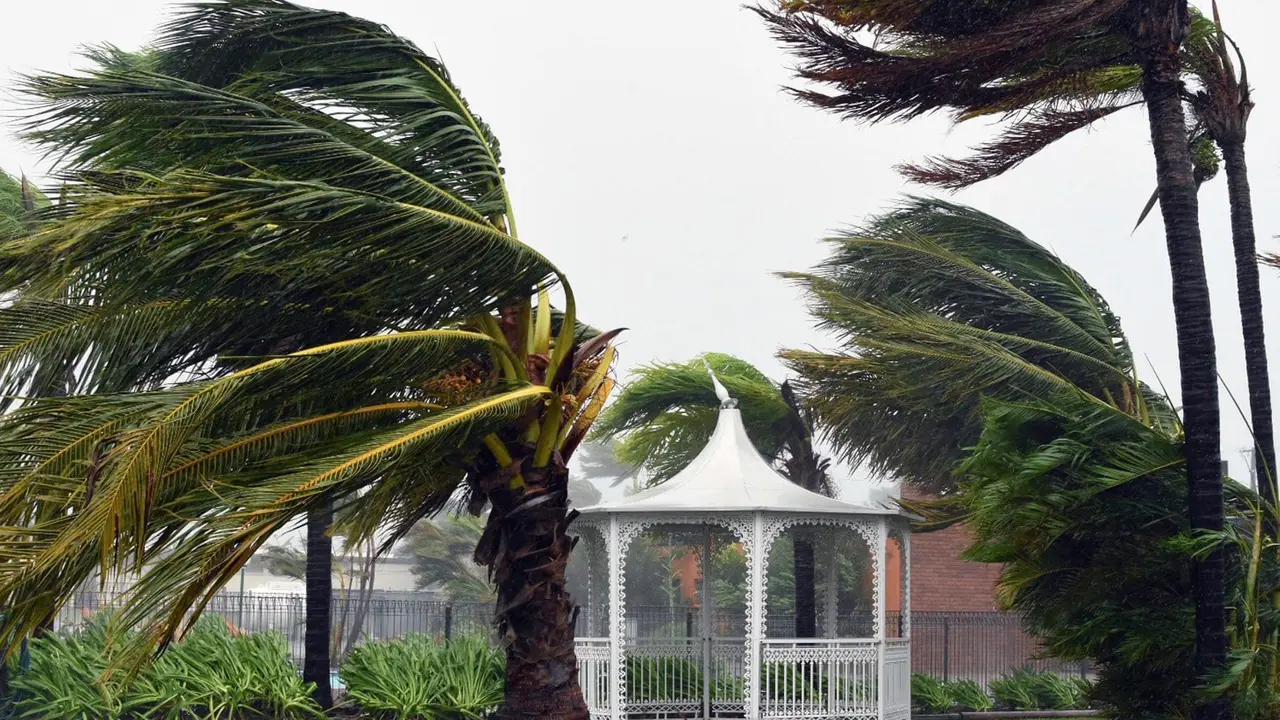 Hujan disertai angin kencang melanda Brisbane, Australia, pada awal Desember 2018 (AFP)