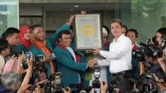 Ketua Umum Partai Idaman, Rhoma Irama menyerahkan plakat piringan hitam kepada pimpinan KPK di depan gedung KPK, Jakarta, Kamis (3/3). Kedatangan Rhoma dalam rangka memberikan dukungan kepada lembaga antirasuah tersebut. (Liputan6.com/Helmi Afandi)