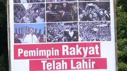 Warga duduk di depan spanduk yang berisi dukungan terhadap Jokowi, di sekitar Tugu Proklamasi, Jakarta, Kamis (21/5/2015). Spanduk tersebut dipasang dalam rangka memperingati 17 tahun reformasi. (Liputan6.com/Faizal Fanani)