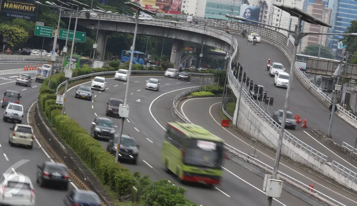 Kondisi arus lalu lintas di Jalan Gatot Subroto, Jakarta, Senin (12/12). Situasi lalu lintas di sejumlah titik Ibu Kota terpantau lancar di sejumlah jalan protokol maupun ruas tol saat libur Maulid Nabi. (Liputan6.com/Immanuel Antonius)