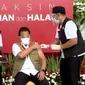 Wiku Adisasmito saat mendapatkan suntikan vaksin COVID-19 di Istana Kepresidenan Jakarta pada Rabu (13/1/2021) (Tangkapan Layar Youtube Sekretariat Presiden)