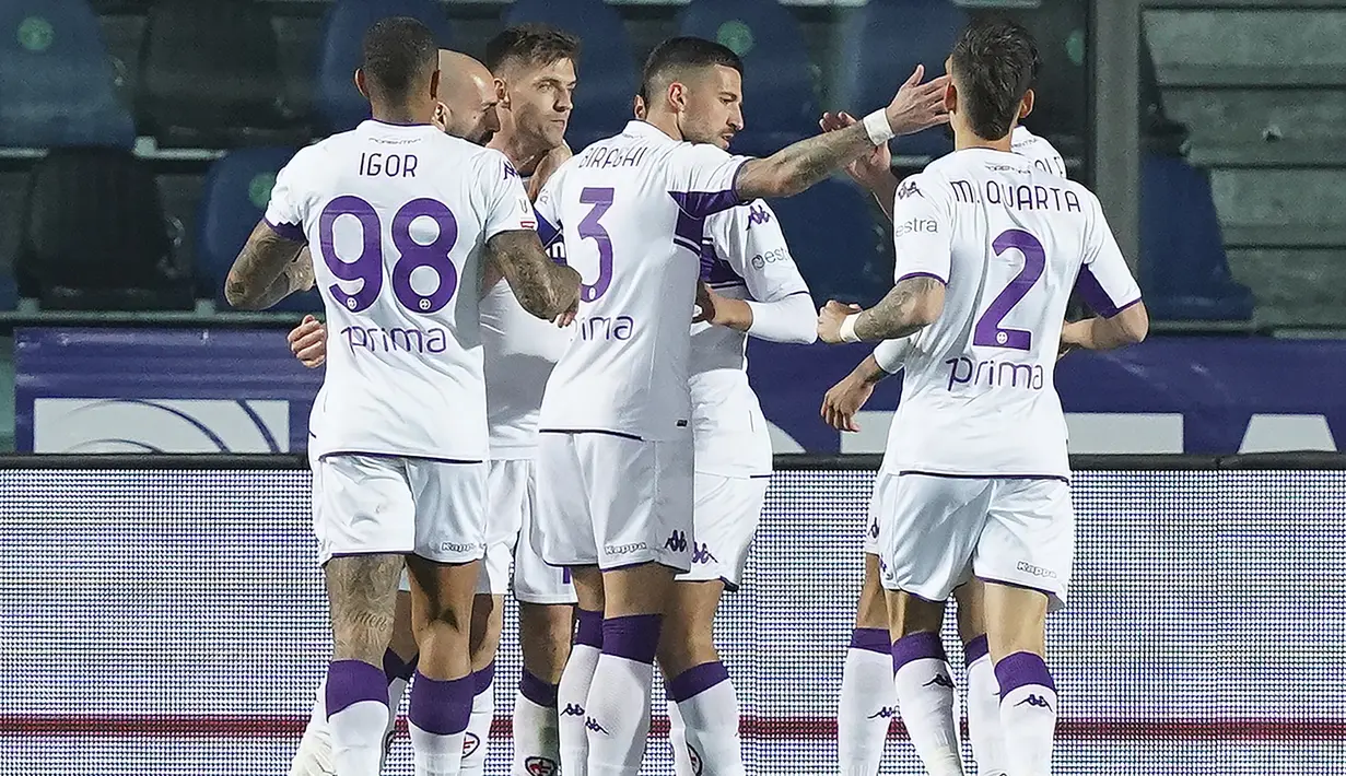 Tertinggal 1-2, Fiorentina mencetak dua gol lagi untuk membalikkan keadaan dan menang 3-2. Gol kedua dicetak kembali oleh Kryzsztof Piatek pada menit ke-71 memanfaatkan bola muntah hasil eksekusi penaltinya. Gol kemenangan dicetak Nikola Milenkovic di injury time. (LaPresse via AP/Spada)