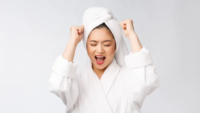 Keramas dengan Air Hangat atau Dingin?