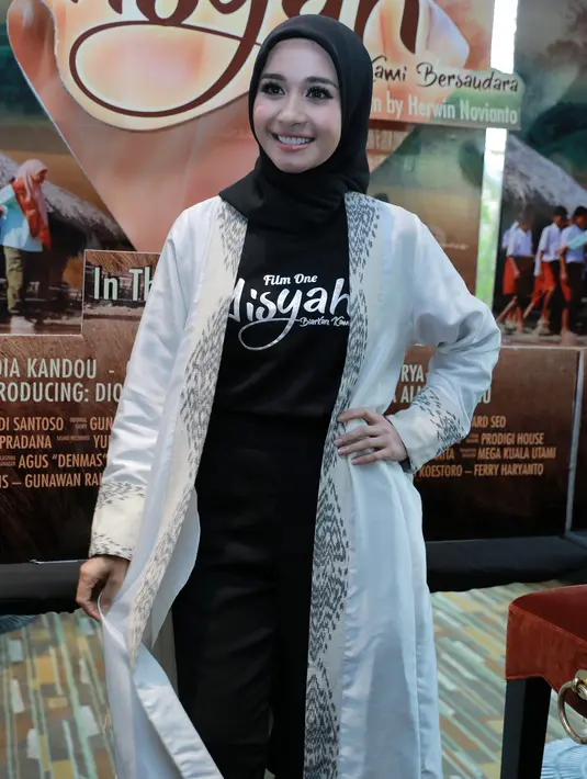 Air mata Laudya Chintya Bella menetes saat menceritakan dirinya memantabkan untuk mengenakan hijab. Sambil berurai air mata, menjelaskan penampilan menutup auratnya melalui proses panjang. Ia tidak takut kehilangan pekerjaan. (Adrian Putra/Bintang.com)