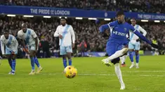 Pemain Chelsea, Noni Madueke, mencetak gol melalui tendangan penalti saat melawan Crystal Palace pada pekan ke-19 Premier League 2023/2024 di Stadion Stamford Bridge, Kamis (28/12/2023). The Blues menang dengan skor tipis 2-1. (AP Photo/Alastair Grant)