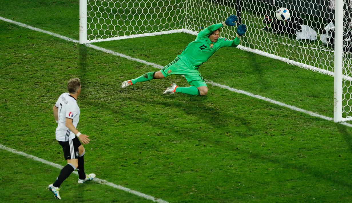 Kiper Ukraina, Andriy Pyatov gagal menghalau bola tendangan Bastian Schweinsteiger di kualifkasi grup C Piala Eropa 2016 di Stadion Stade Pierre-Mauroy, Perancis, (12/6). Jerman menang atas Ukraina dengan skor 2-0. (REUTERS/Benoit Tessier) 