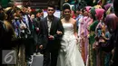 Sejumlah calon pasangan mempelai mengikuti peragaan busana pengantin di Pasar Beringharjo Yogyakarta, (3/2). Busana akan di pakai saat nikah massal yang akan di gelar 4 April 2016. (Liputan6.com/Boy Harjanto)