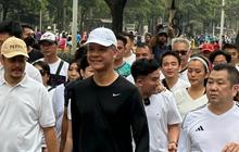 Ganjar dan Hary Tanoesoedibjo Lari Pagi di Senayan, Makan Bubur Di Gerobak Perindo