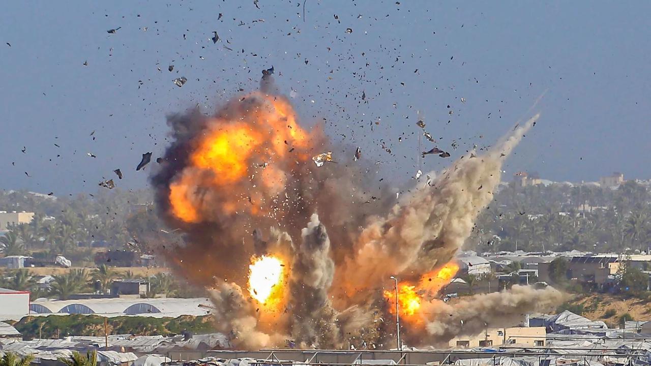 FOTO: Tangis Keluarga Iringi 25 Warga Sipil Tewas di Jalur Gaza