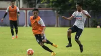 Kapten Bali United, Fadil Sausu, menggiring bola saat latihan jelang laga Piala Presiden 2017 melawan Barito Putera di Lapangan Banteng, Bali, Kamis (16/2/2017). (Bola.com/Vitalis Yogi Trisna)