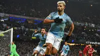 Striker Manchester City, Sergio Aguero, merayakan gol yang dicetaknya ke gawang Liverpool pada laga Premier League di Stadion Etihad, Manchester, Kamis (4/1). City menang 2-1 atas Liverpool. (AFP/Paul Ellis)