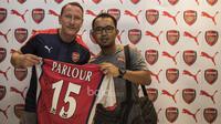 Mantan pemain Arsenal, Ray Parlour, foto bersama penggemarnya saat jumpa fans di Toko Puma Kota Kasablanka, Jakarta, Sabtu (29/4/2017). (Bola.com/Vitalis Yogi Trisna)