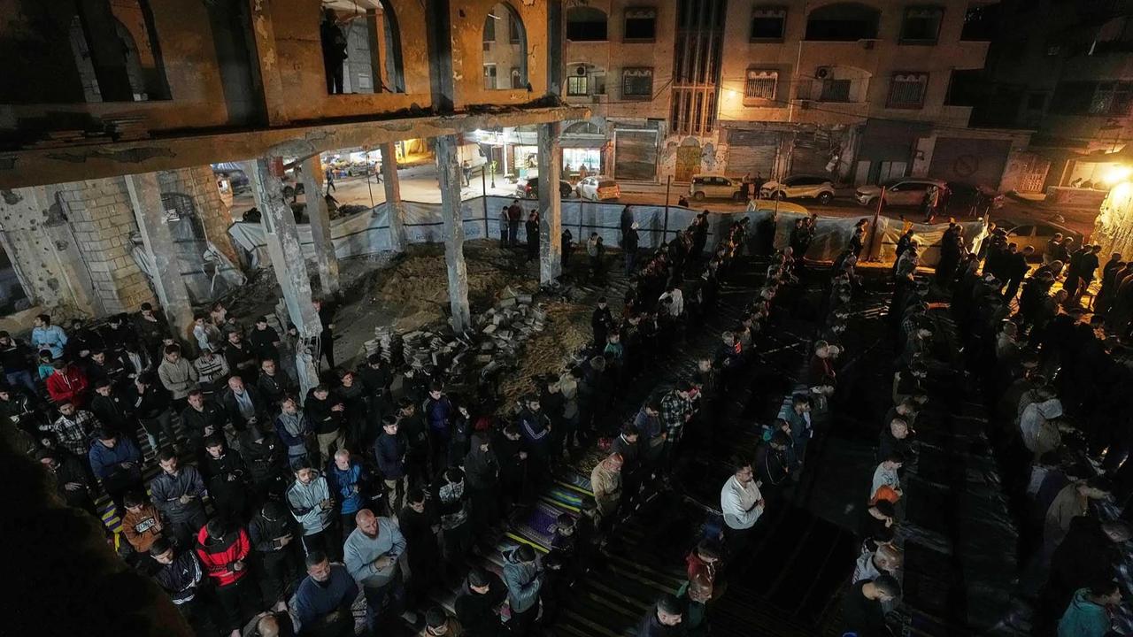 FOTO: Warga Gaza Sambut Ramadan dengan Tarawih di Masjid Terdampak Perang
