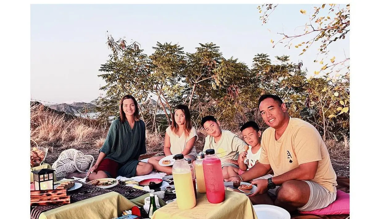 Keseruan Nia Ramadhani dan keluarga piknik di alam terbuka Plataran Komodo. (Foto: Instagram/ ramadhaniabakrie)