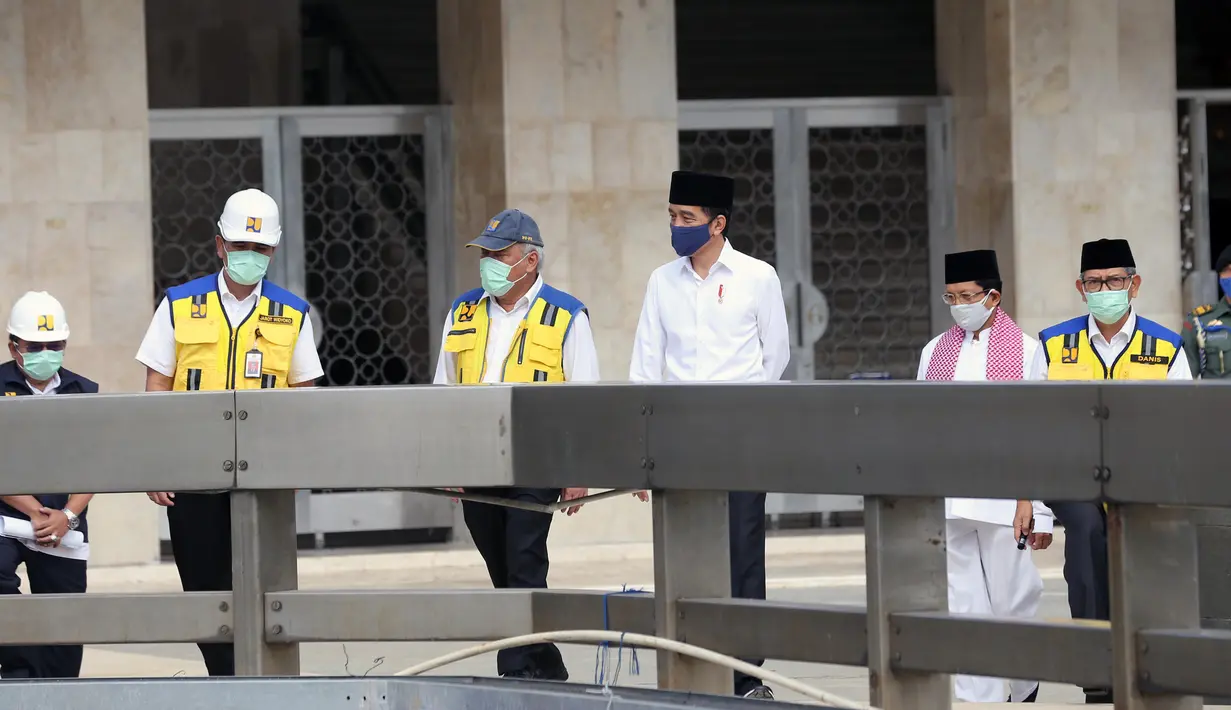 Presiden Joko Widodo (tengah) meninjau perkembangan renovasi Masjid Istiqlal di Jakarta, Selasa (2/6/2020). Menurut Presiden Jokowi, renovasi Masjid Istiqlal kini sudah mencapai 90 persen dan rencananya akan dibuka pada Juli mendatang.  (Warta Kota/Pool-Alex Suban)