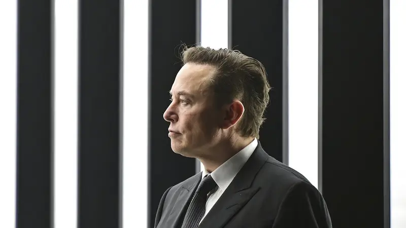 Miliarder Elon Musk dilaporkan menarik lebih dari 50 karyawan Tesla terpercayanya untuk bekerja di Twitter. (Patrick Pleul/Pool via AP, File)