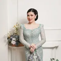 Potret terbarunya saat mengenakan baju kebaya berhasil curi perhatian. Tina Toon tampil cantik mengenakan kebaya modern berwarna tosca dan bawahan kain batik senada. Ia juga terlihat semakin ramping dengan garis pipi yang tirus. (Liputan6.com/IG/@yudajulianofficial)