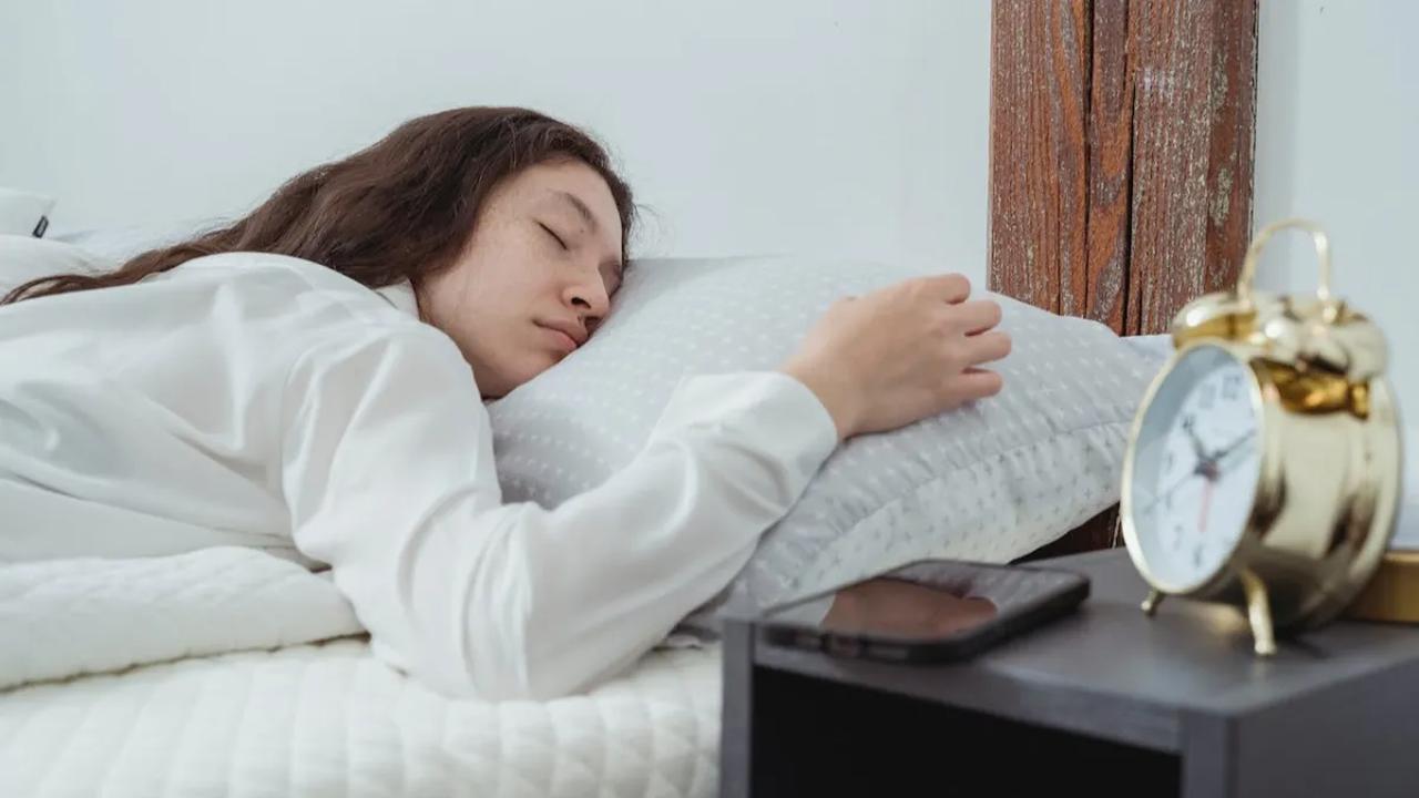 Istirahat fisik memiliki dua komponen utama: aktif dan pasif. Komponen pasif melibatkan tidur, sedangkan komponen aktif mencakup aktivitas seperti yoga, peregangan, dan pijat.