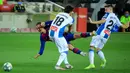 Penyerang Barcelona, Antoine Griezmann (kiri) berebut bola dengan bek, Espanyol Leandro Cabrera pada lanjutan pertandingan La Liga Spanyol di Camp Nou, Kamis (9/7/2020) dini hari WIB.  Barcelona menang tipis 1-0 atas Espanyol lewat gol yang dicetak Luis Suarez. (LLUIS GENE / AFP)