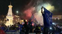 Fans PSIM Yogyakarta merayakan keberhasilan tim kesayangannya meraih tiket promosi ke Liga 1 musim depan. Suporter PSIM berpesta dan merayakan kembang api di&nbsp;Tugu Pal Putih, Senin (17/02/2025) malam WIB. (Bola.com/Ana Dewi)