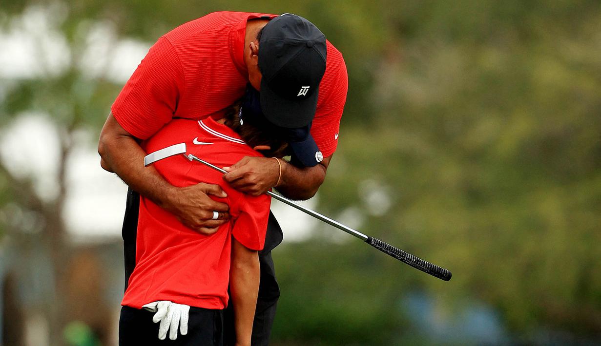 Pada momen tersebut Tiger Woods bertindak sebagai caddy untuk anaknya yang sedang berlaga di kompetisi tersebut. (Mike Ehrmann/Getty Images/AFP)